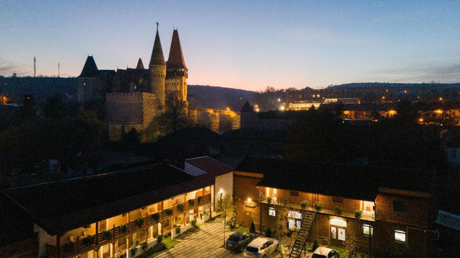 Pensiunea Hanul Huniazilor Hunedoara Exterior photo