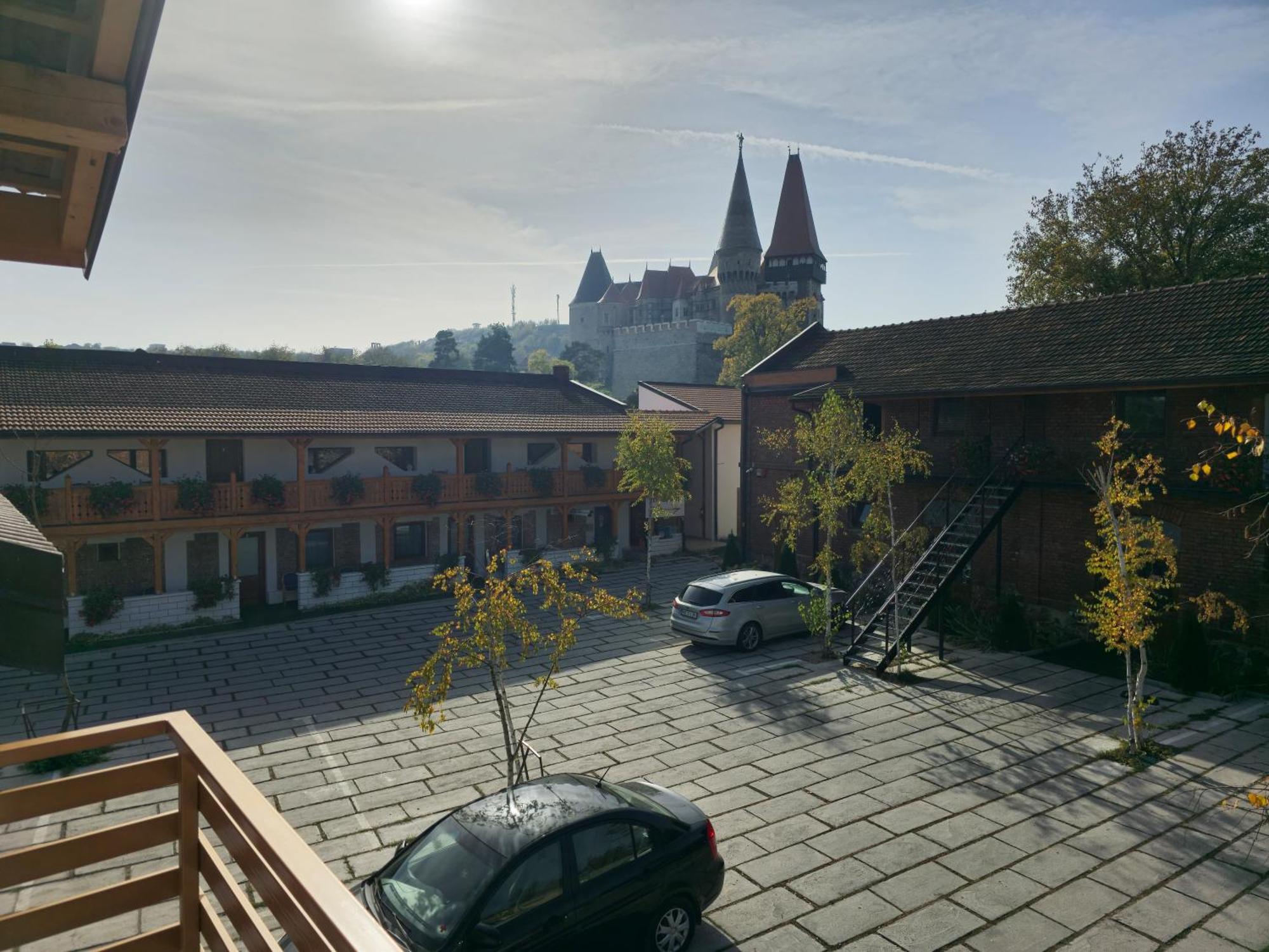 Pensiunea Hanul Huniazilor Hunedoara Exterior photo