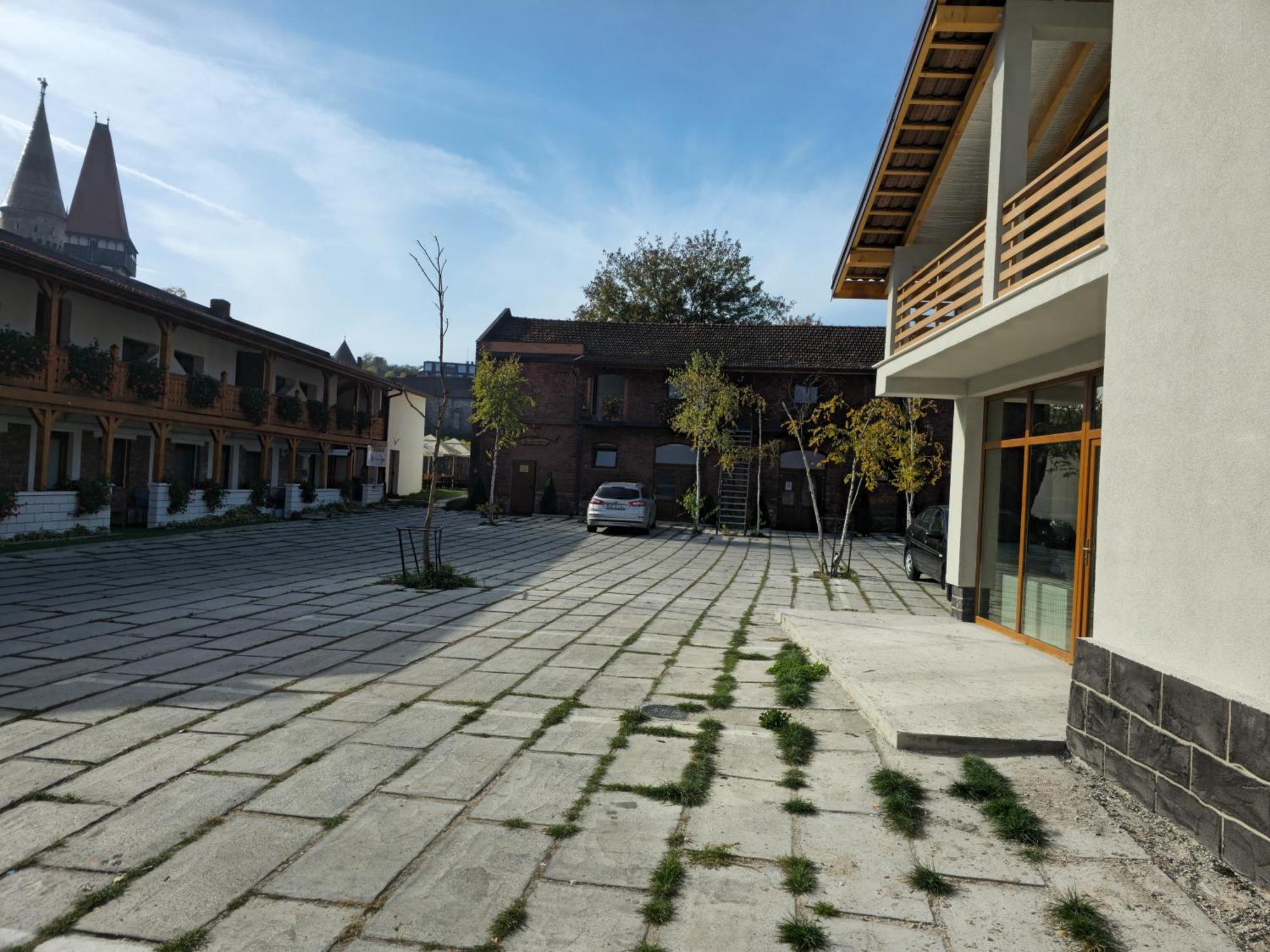 Pensiunea Hanul Huniazilor Hunedoara Exterior photo